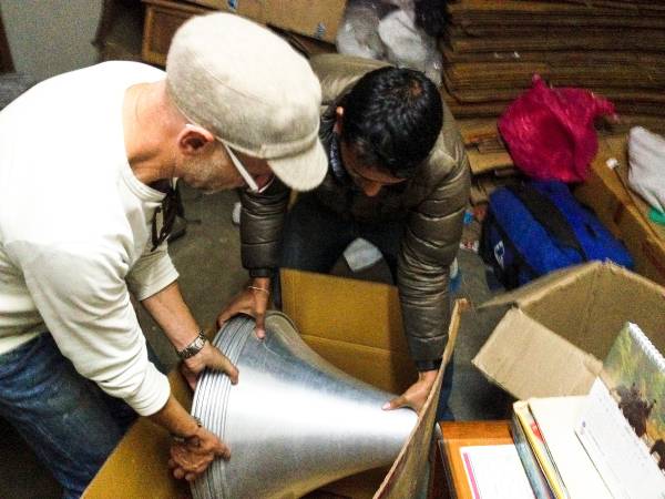 Die ersten acht Lautsprecher werden in Kathmandu für den Versand in die Schweiz verpackt