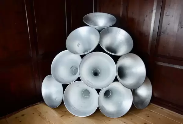 Chuchchepati Orchestra – Makrograph Volume IV: Plan B, wird als interaktive Soundinstallation in Aux Losanges in Tschiertschen GR ausgestellt.